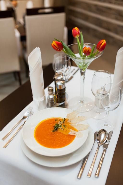 Pod Ratuszem Hotel Wieluń Buitenkant foto