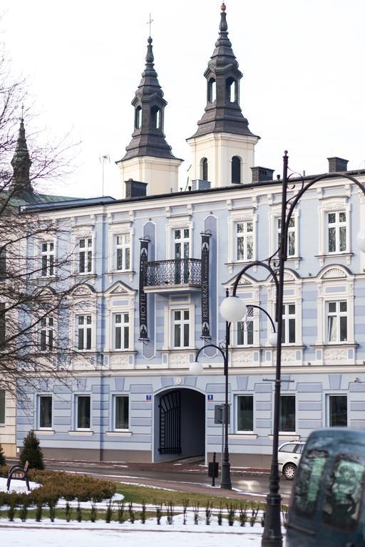 Pod Ratuszem Hotel Wieluń Buitenkant foto