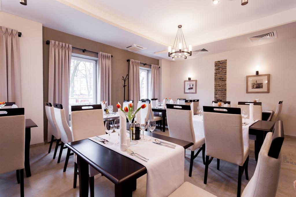 Pod Ratuszem Hotel Wieluń Buitenkant foto